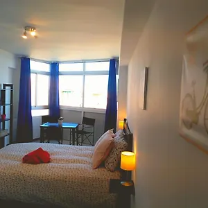 Estudio Con Luz Del Sol Y Azul Del Mar , Benalmádena España